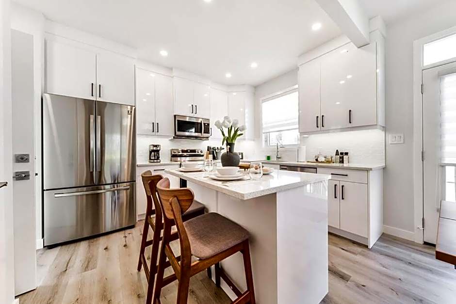 Modern Nordic Escape, 3BR Near WEM & DT, AirCon & Fireplace, Wifi, Sleeps 6!