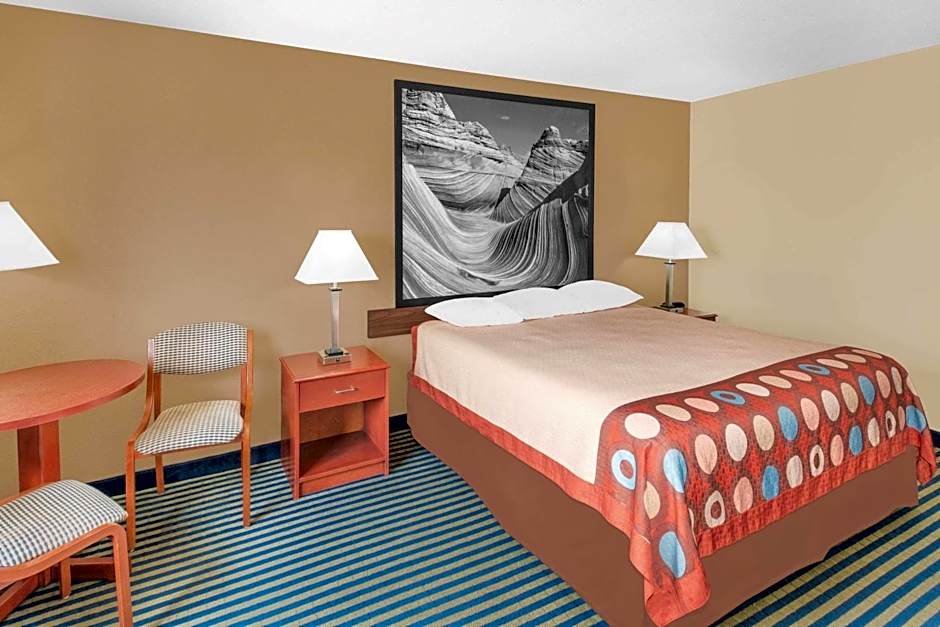 Super 8 by Wyndham Marshalltown
