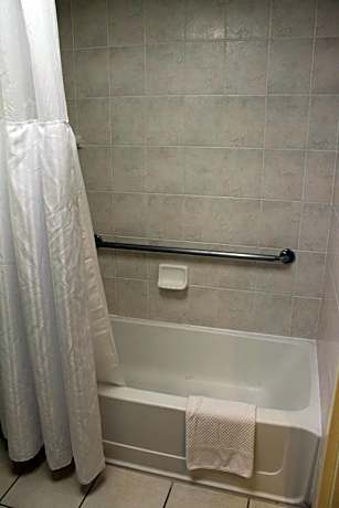 2 Double Beds Mobility Accessible W/Bathtub