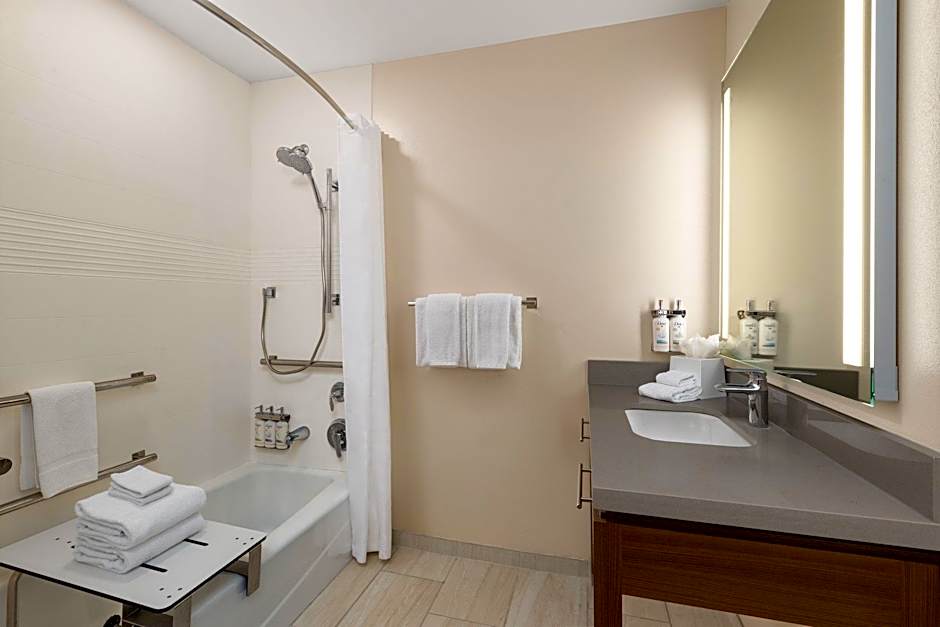 Candlewood Suites McPherson By IHG