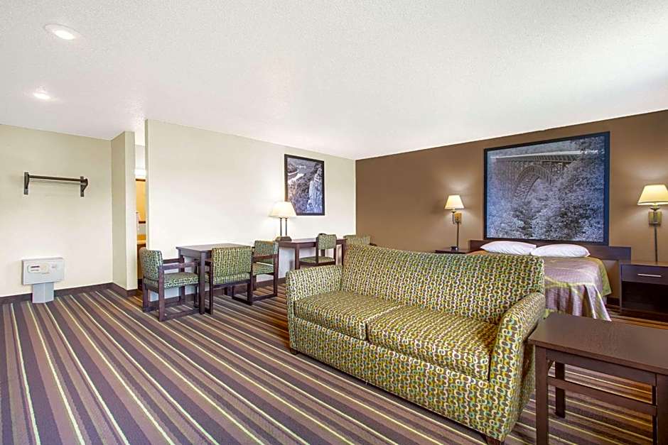 Super 8 by Wyndham Weston WV