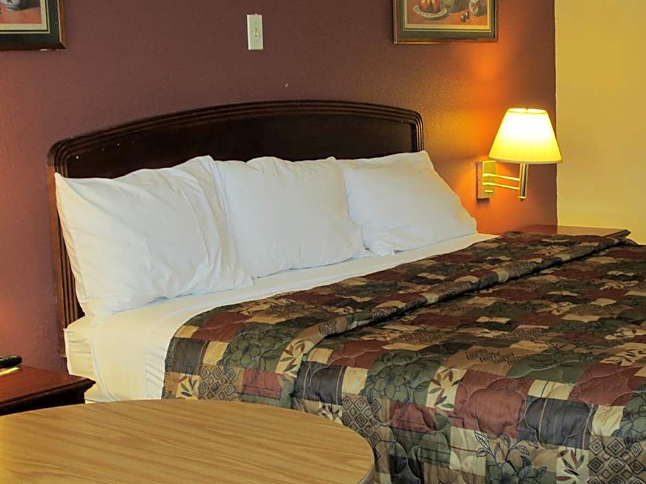 First Western Inn - Fairmont City