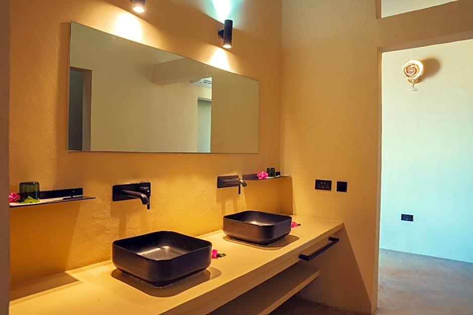 Basecamp Mafía Island