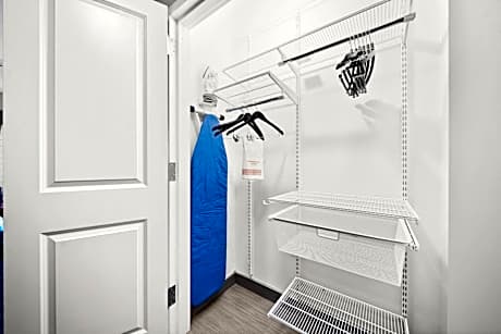 1 Bedroom Suite, 1 Queen, Sofa bed