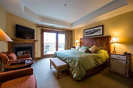 Two-Bedroom Apartment with Mountain View