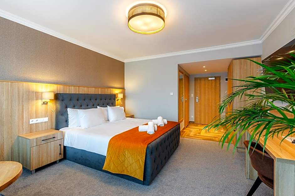 Mazurkowa - z widokiem na Karkonosze i Śnieżkę, darmowy parking, obok restauracja Mazurkowa Chata