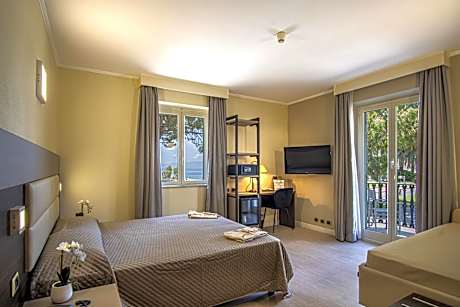 Deluxe Double Room with Partial Sea View