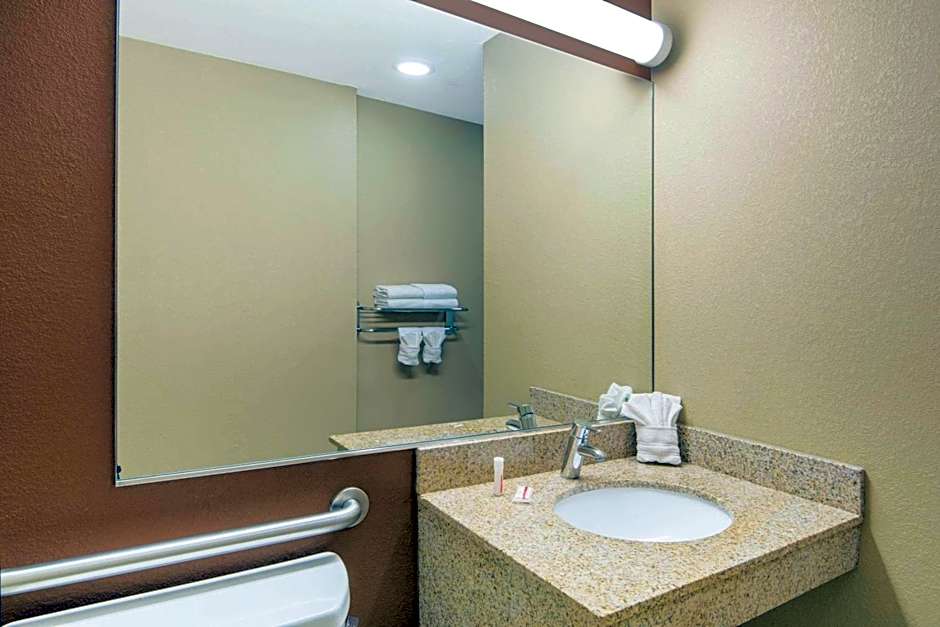 Microtel Inn & Suites by Wyndham North Canton