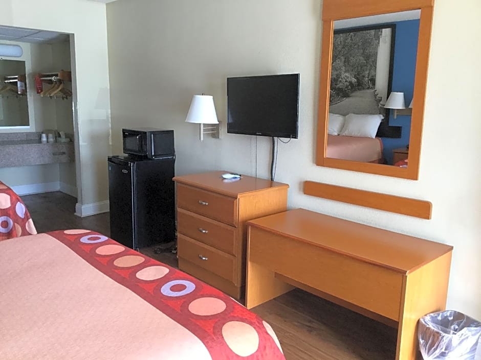 Super 8 by Wyndham Walterboro