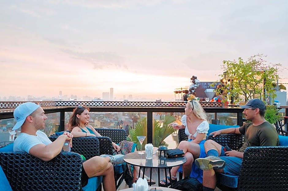 La Mejor Hotel & Sky Bar