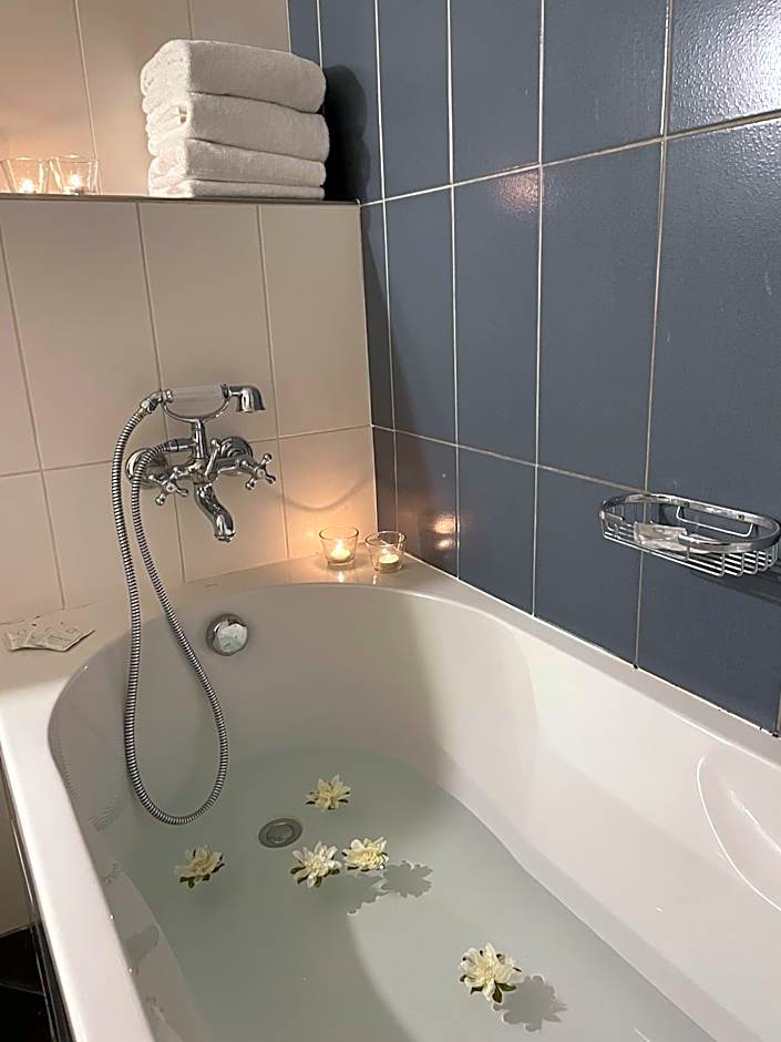 U Cervene zidle - Red Chair Hotel