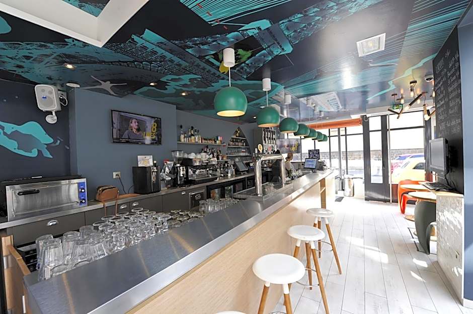 The 3 Ducks Eiffel Tower by Hiphophostels