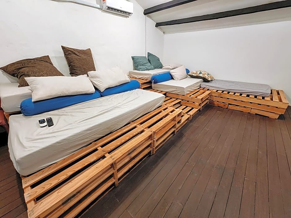 Upspot Kuching Waterfront Premium Hostel