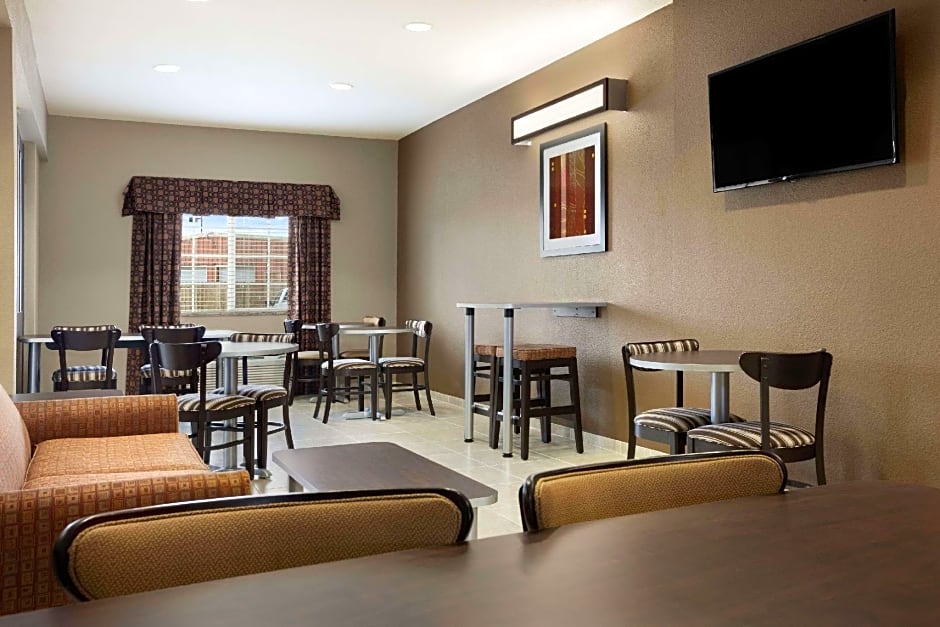 Microtel Inn & Suites by Wyndham Kenedy/Karnes City