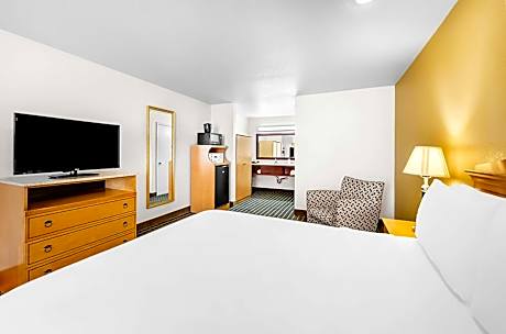 1 Queen Bed  Non-Smoking Flat Screen Television Microwave And Refrigerator In-Room Safe Full Breakfa