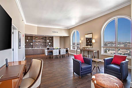 Governor's Suite, 2 Bedroom 2 Room Suite, Bedroom 1: 1 King, Bedroom 2: 2 Queen, Sofa Bed