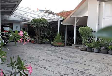 Roemah Djadoel Family Guest House