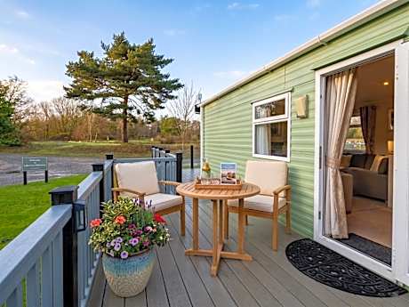 2 Bedroom Lakeview Lodge - Ensuite & Balcony Deck
