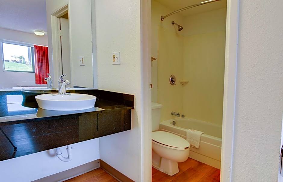 Days Inn by Wyndham Kansas City Northeast