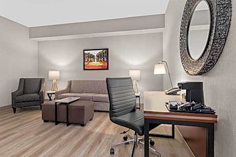 Upper Floor King Suite with Sofa Bed - Hearing Accessible, Tub