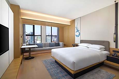 Superior King Room with City View