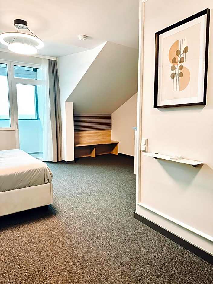 F Hotel 24h Check-In