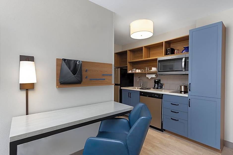 Candlewood Suites McPherson By IHG