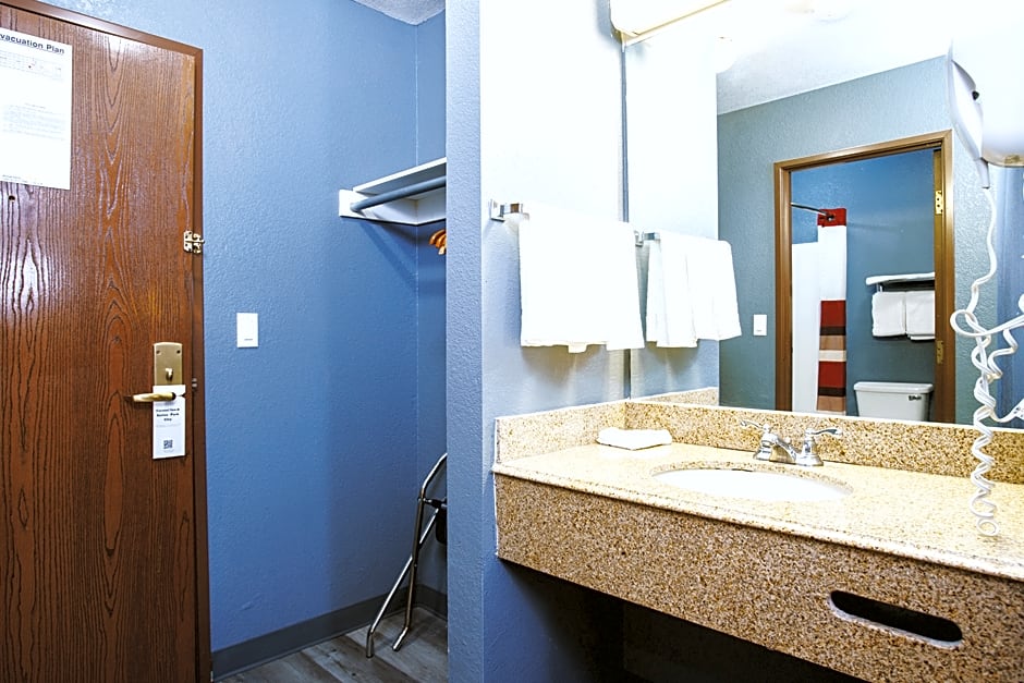 Coratel Inn & Suites By Jasper Park City - Wichita North