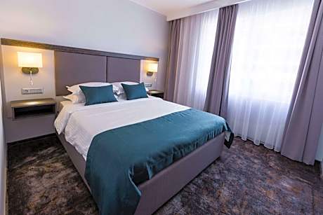 Standard King Room with Pool View - No Balcony