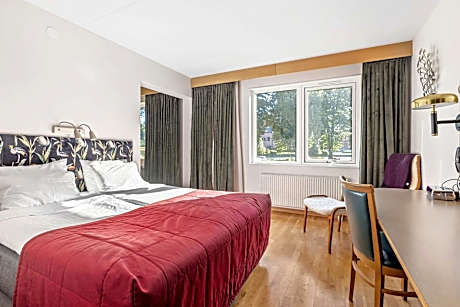 Queen Suite with Lake View - Non-Smoking