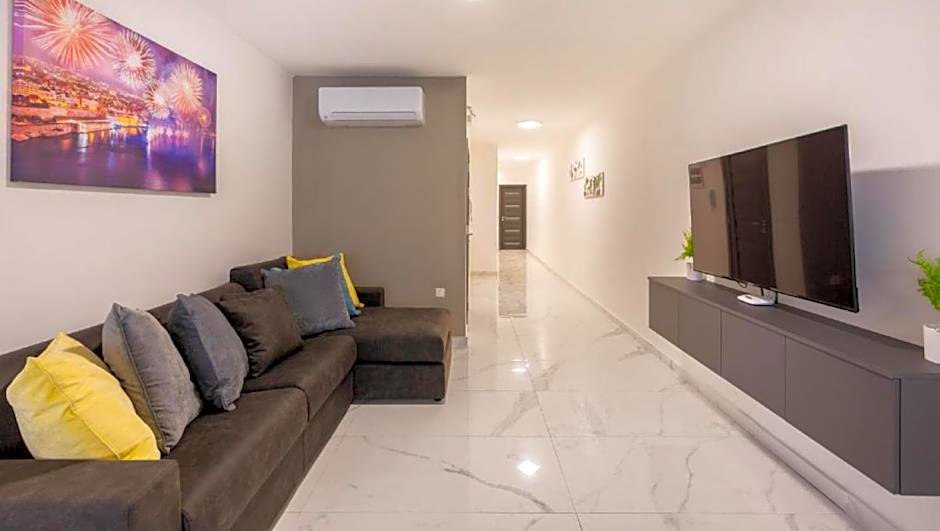 Spacious 2BR Apartment with Terrace - by HostMT