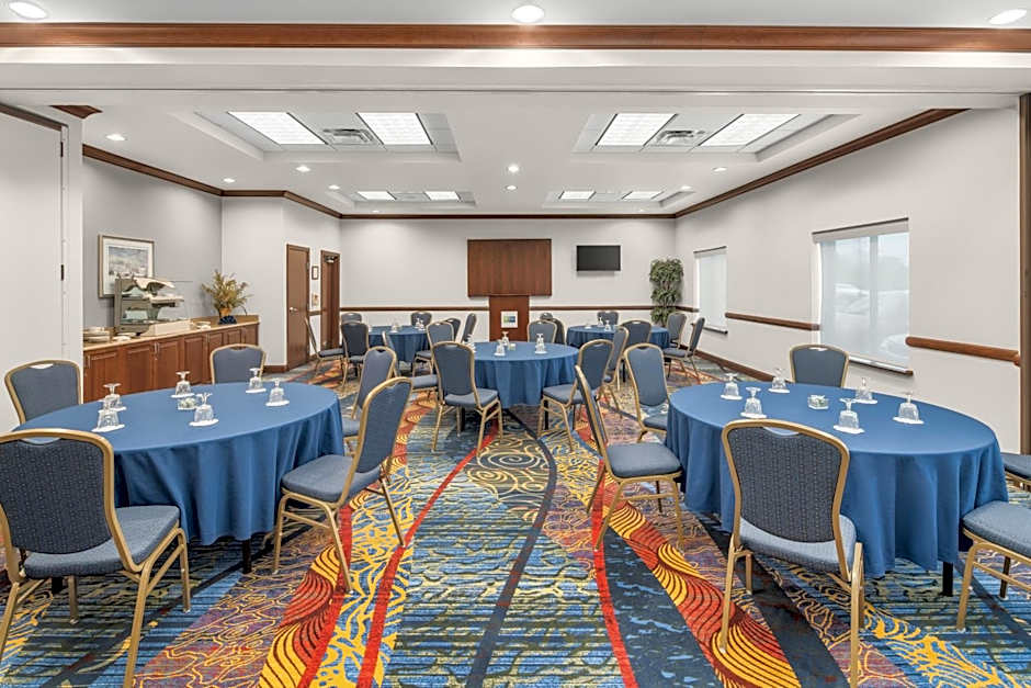 Holiday Inn Express & Suites Wilmington-Newark by IHG