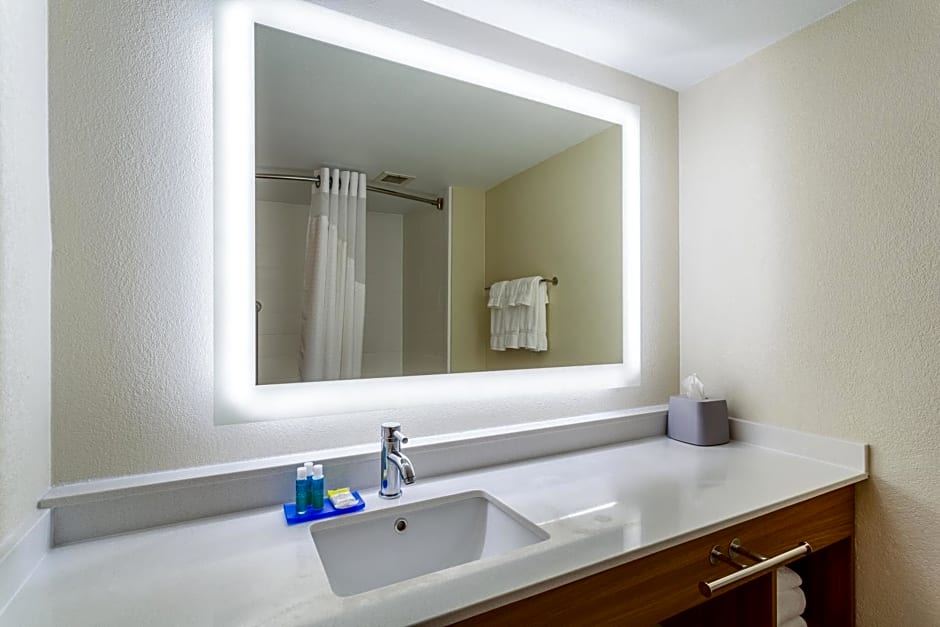 Holiday Inn Express and Suites Cedar Falls Waterloo By IHG
