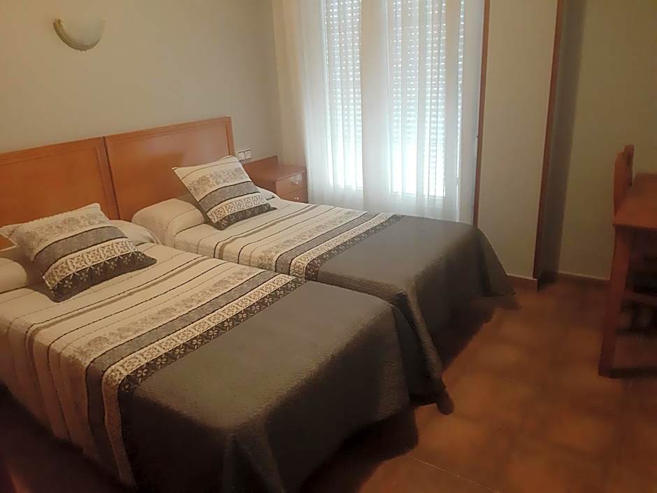 Hotel Los Leones, el más cercano a Warner