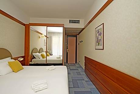 Comfort Twin/Double Room with Lateral Lake View