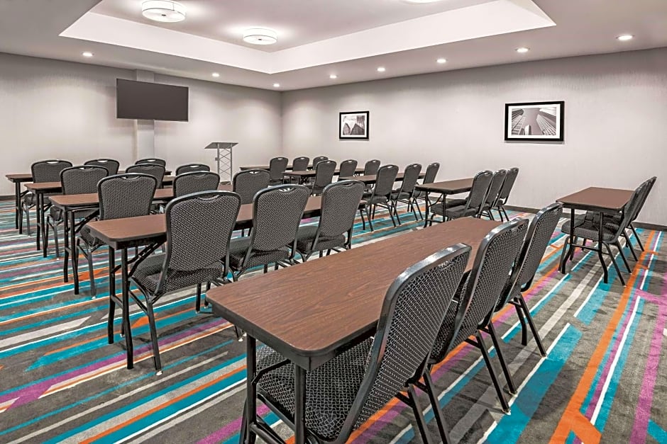La Quinta Inn & Suites by Wyndham Dallas Grand Prairie North