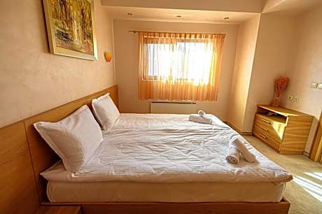 Two-Bedroom Deluxe Apartment with Garden View