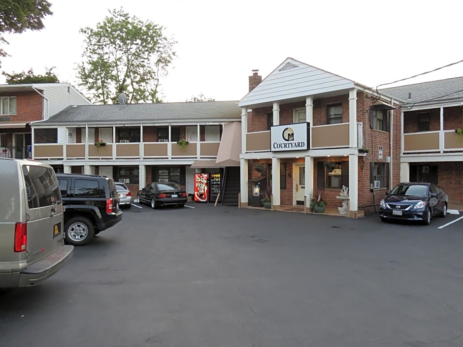 Central Motel Courtyard