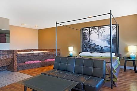 Deluxe King Suite