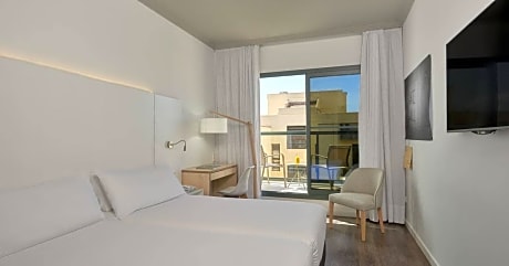 INNSIDE GUESTROOM WITH BALCONY