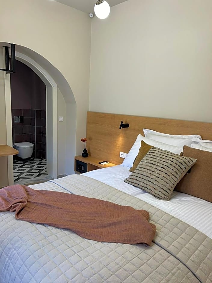 Living Yard Acropolis