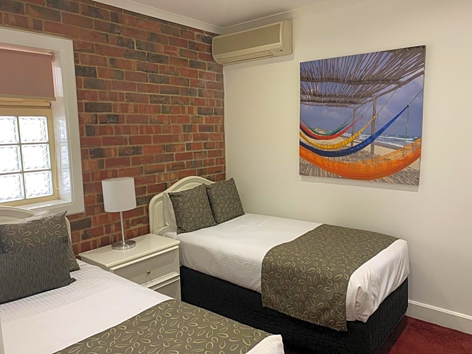 Ensenada Motor Inn and Suites