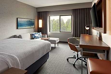 King Room with Roll-In Shower - Mobility Access/Hearing Accessible
