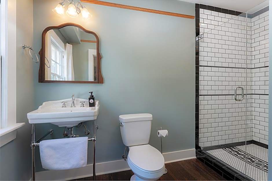 The NuWray Hotel & Carriage House