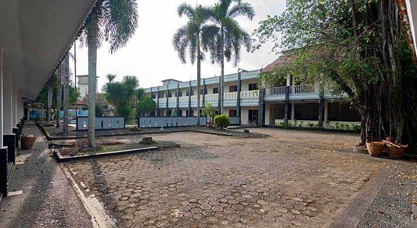 RedDoorz Plus @ Hotel Sofia Pangandaran