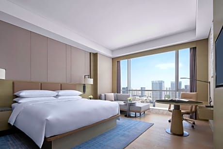 Executive Level Guest Room with 1 King, City view