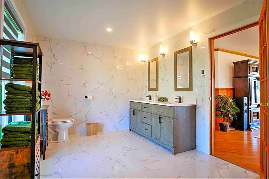 The Simeon - Upscale Bay Views by Doorbed