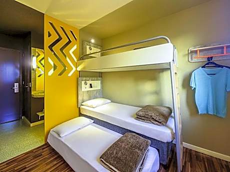 Standard Room with One Bunk Bed and One Auxiliary Bed