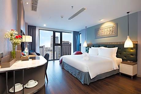 Queen Suite with Partial Sea View