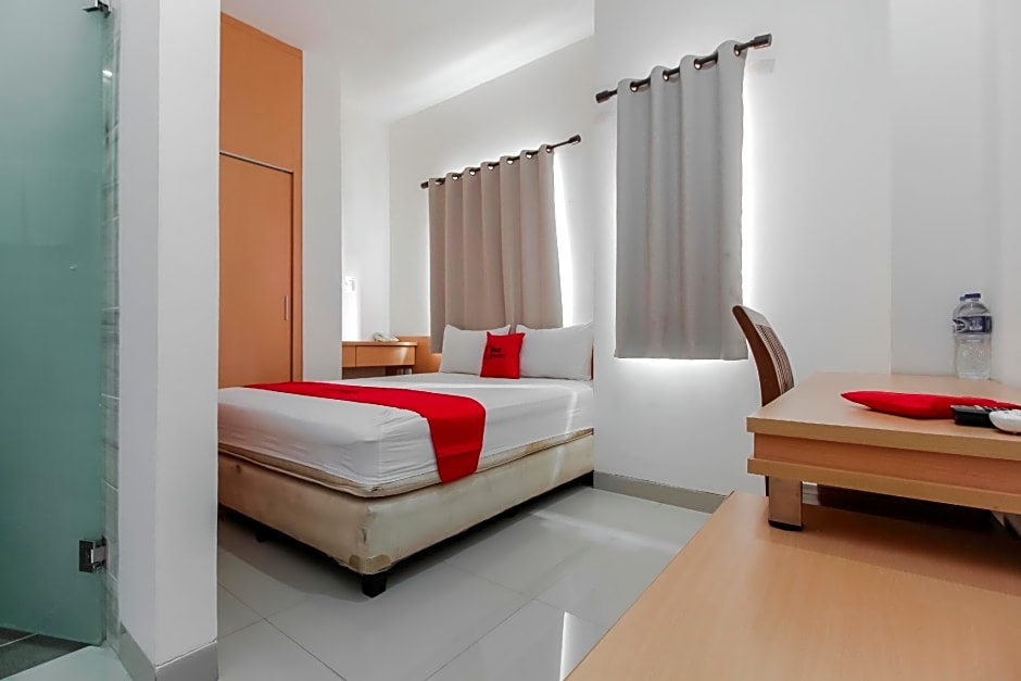 RedDoorz Plus near Galaxy Bekasi